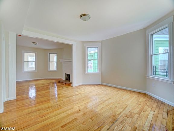 4th image of 1035 Hunterdon St