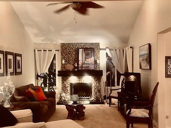 Livingroom with Gas Fireplace