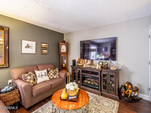 401 Daffodil Drive, Jackson, NJ 08527