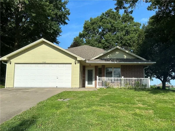 1900 Peach St, Higginsville, MO 64037