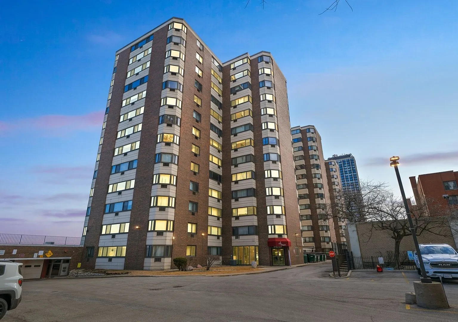 No Move-In Fee / No Deposit (Based On Credit) Lakefront Studio High-Rise Heat & Water Included! — Photo 1