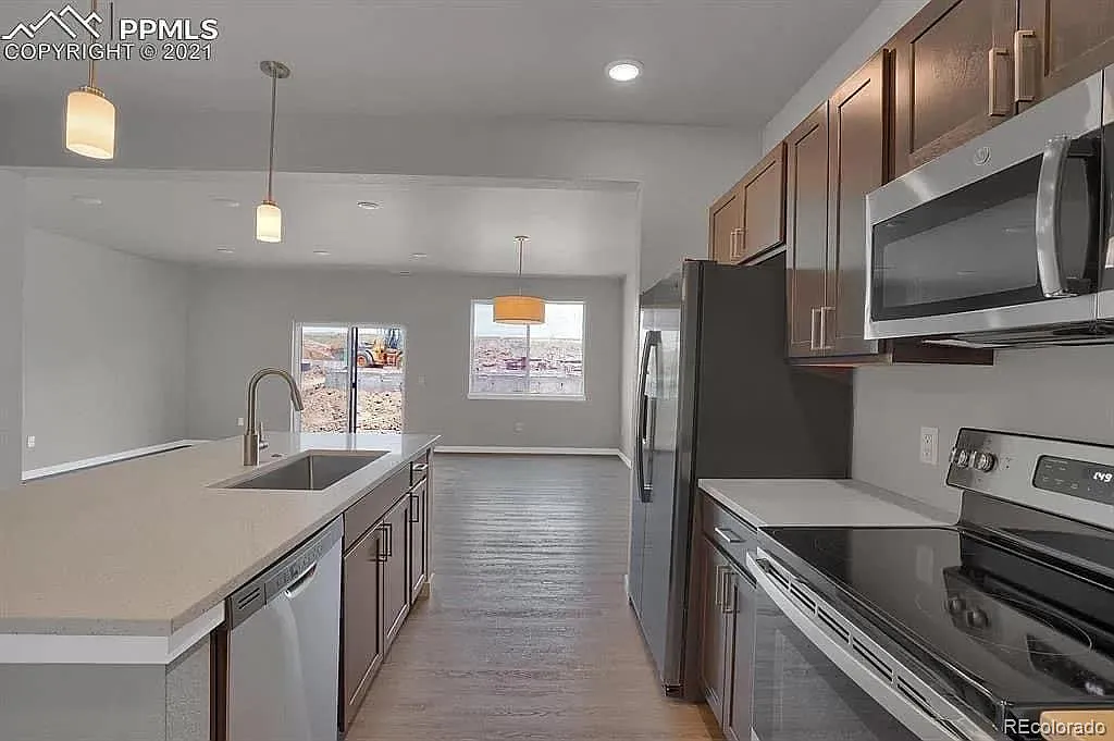 3 bed, 2.5 bath, 1798 sqft, $2,195 — Photo 3