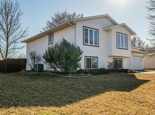 884 7th Ave NW, Hutchinson, MN 55350