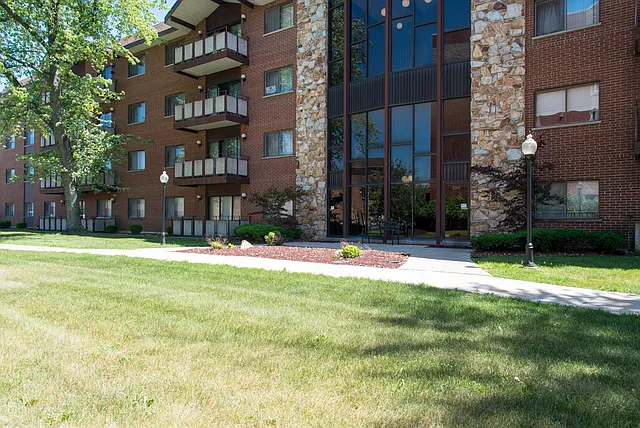 2311 183rd St APT 301 photo 1