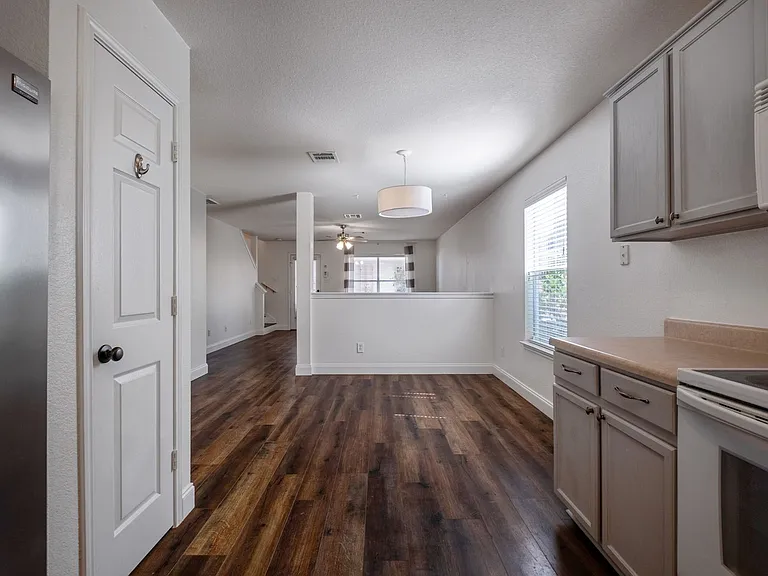 2208 Melissa Oaks Ln — Photo 8