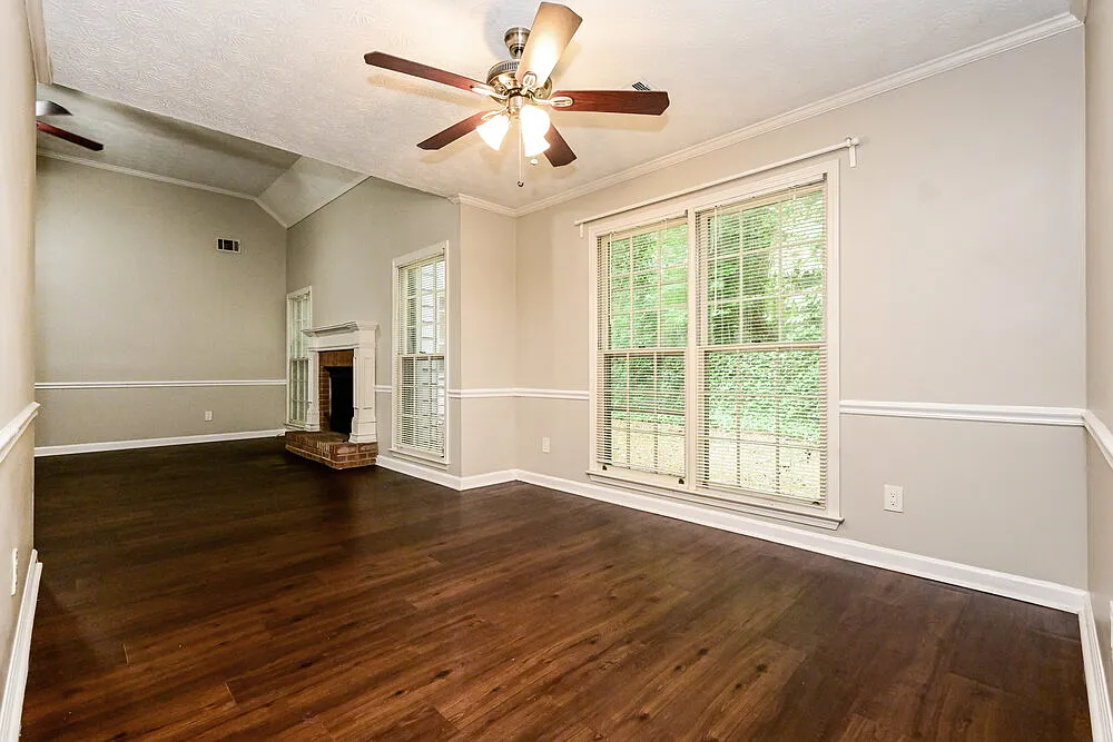 3 bed, 2.0 bath, 1701 sqft, $1,820 — Photo 3