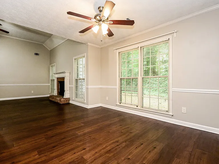 1204 Garden Path SE — Photo 3