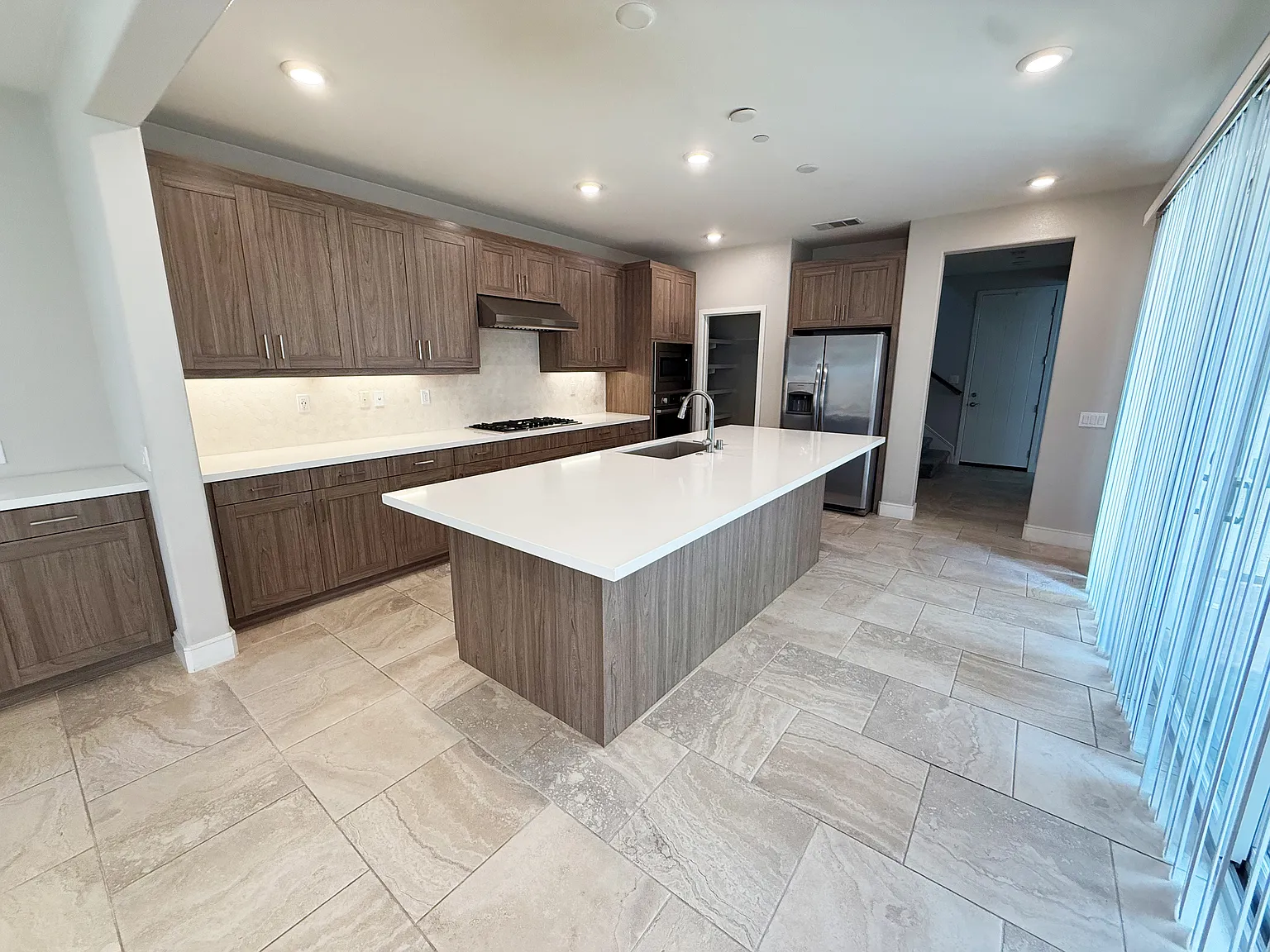 4 bed, 4.5 bath, 3128 sqft, $7,700 — Photo 3