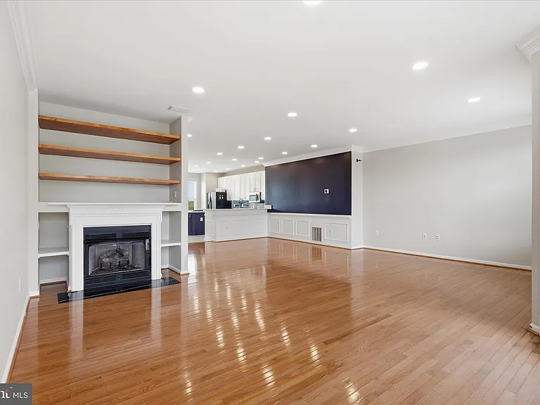 812 Sydney Ter NE — Photo 17