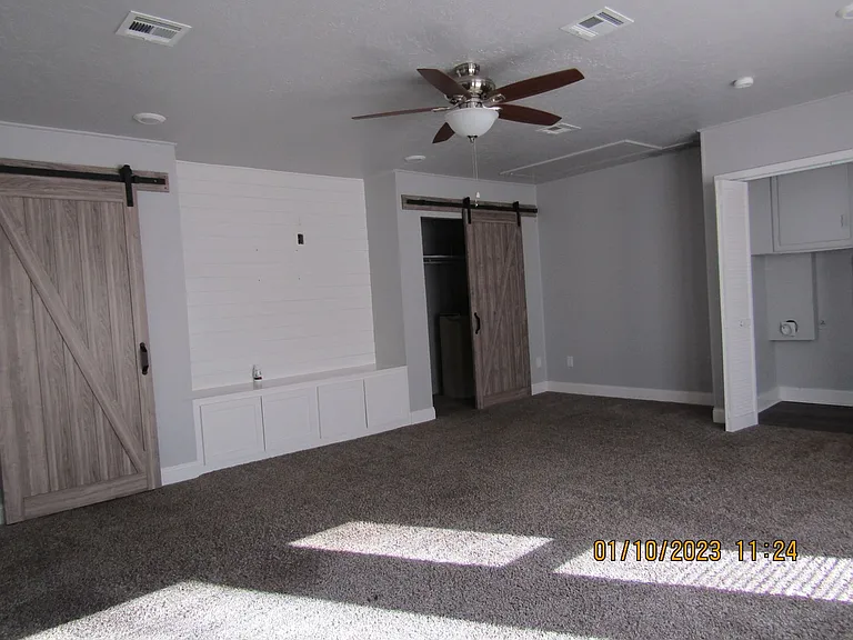 207 NE 46th St — Photo 37
