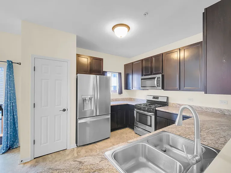 1476 Manning Ave — Photo 10