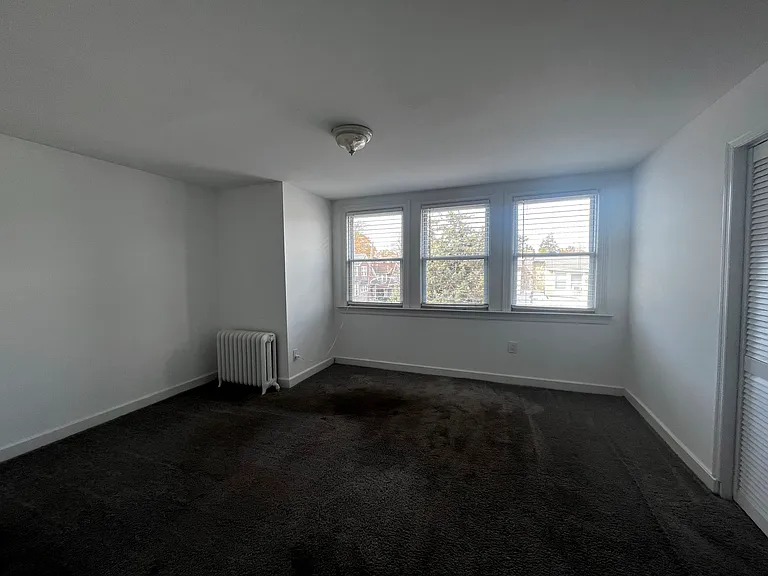 248 E Queen Ln — Photo 8