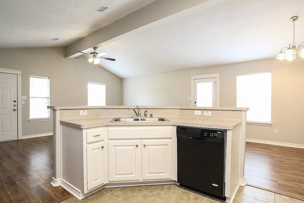 3 bed, 2.0 bath, 1416 sqft, $1,805 — Photo 4