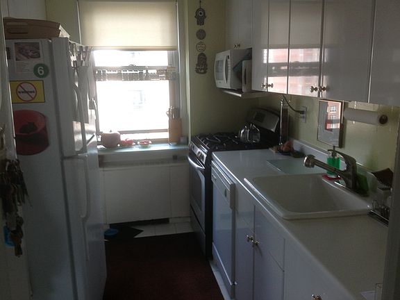 3rd image of 200 E 64th St APT 23B