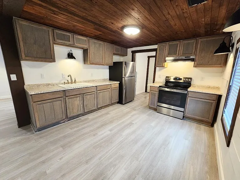 219 Eclipse St — Photo 2