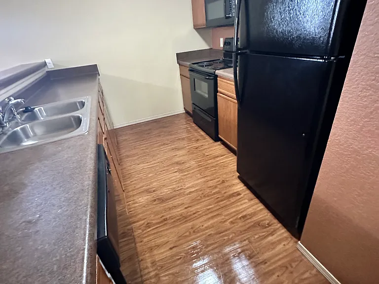 877 Meadowlands Dr — Photo 2