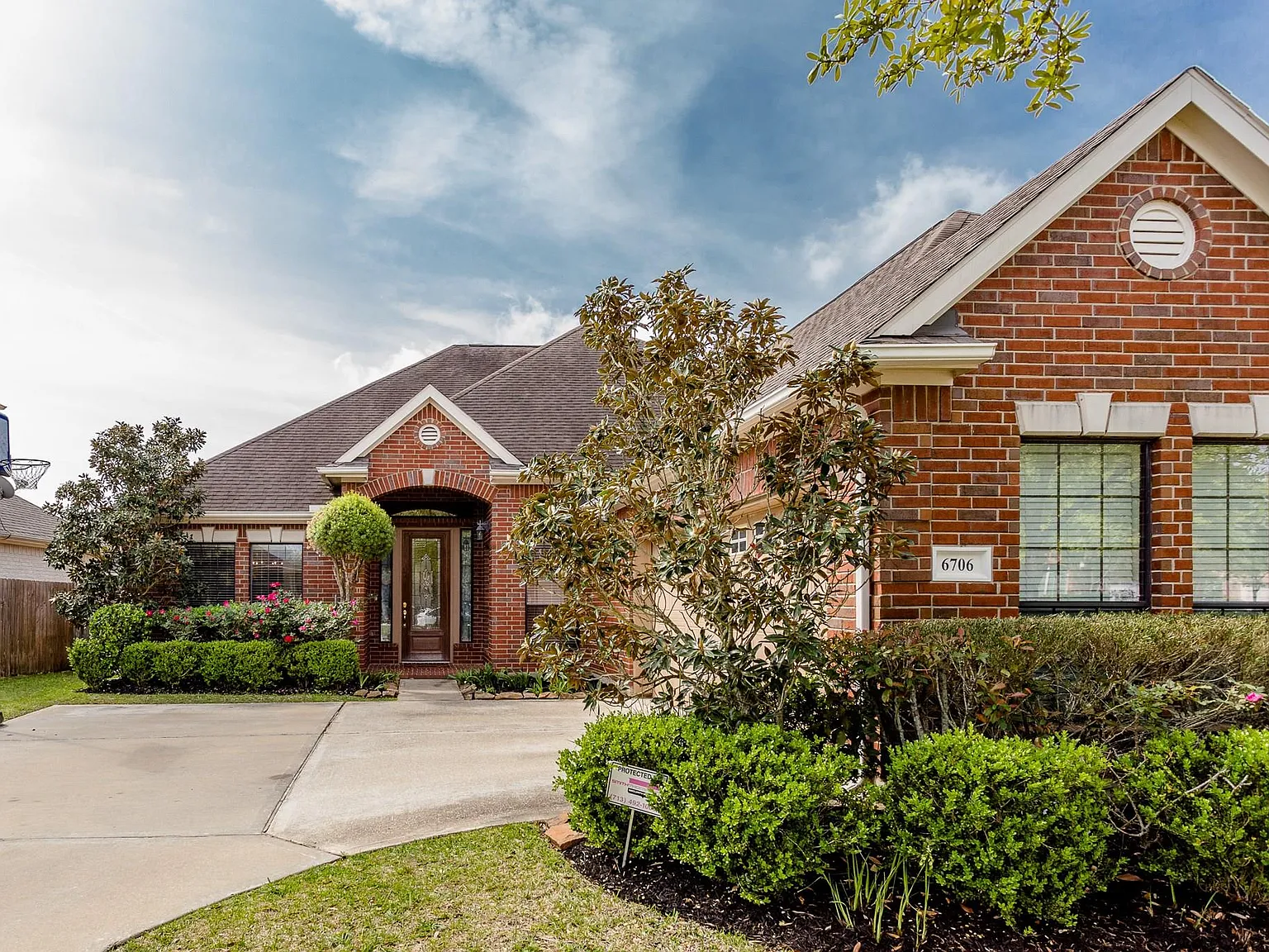 3 bed, 2.0 bath, 2589 sqft, $3,050 — Photo 2