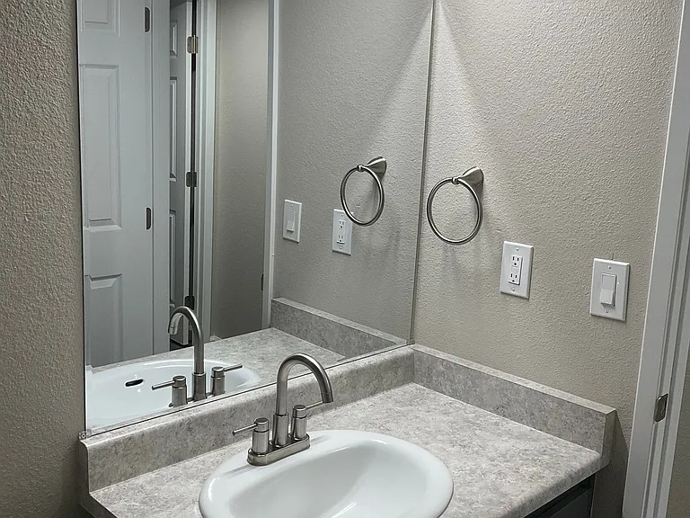 Burgundy House Apartments — Photo 10
