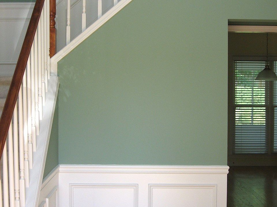 Large Foyer w/Hardwood Flooring