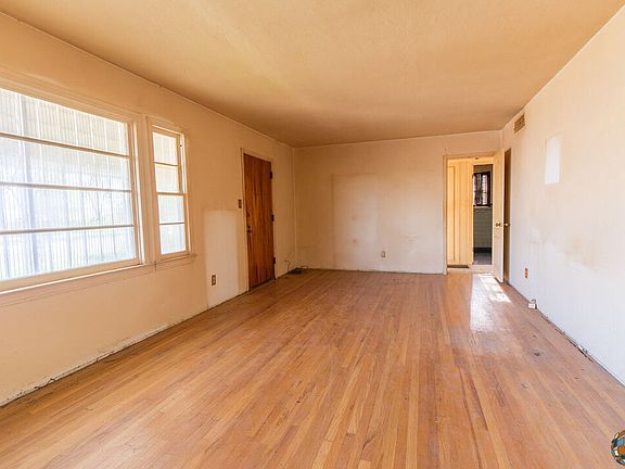 4th image of 1215 Sandalwood Dr