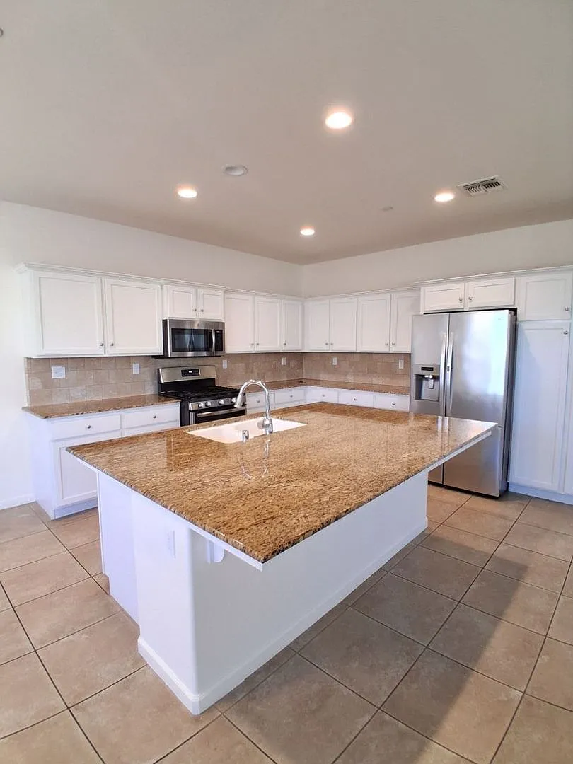 Beautiful 4 Bed / 3 Bath Home in Desirable Clovis Neighborhood — Photo 3