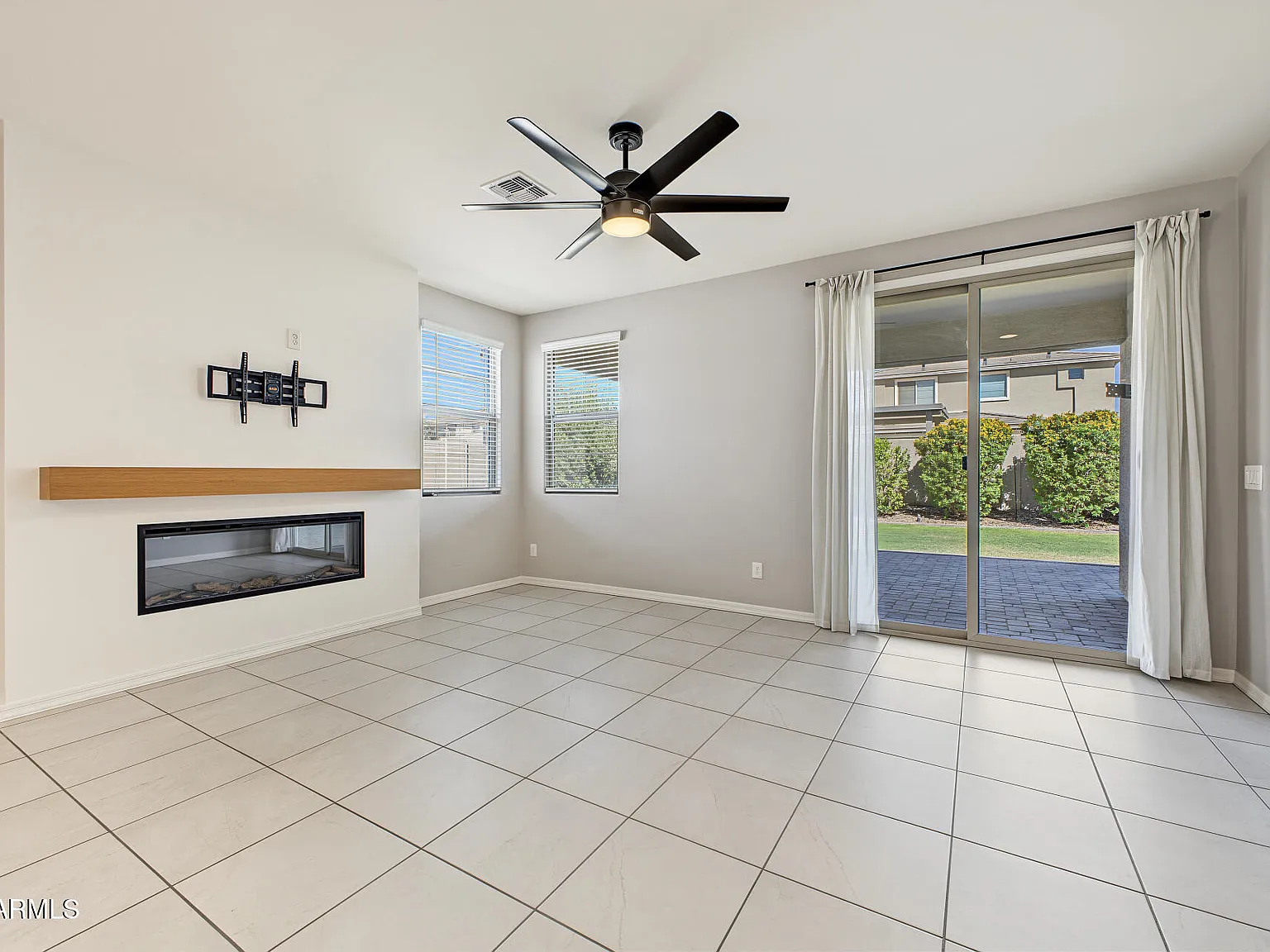 4 bed, 2.5 bath, 1933 sqft, $2,550 — Photo 3