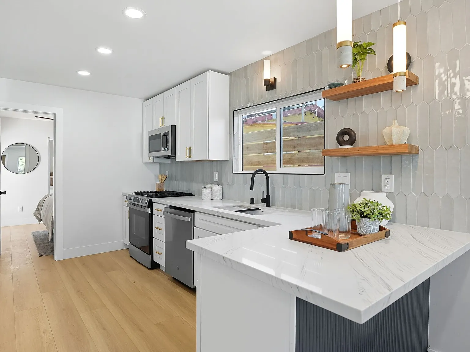 2 bed, 610 sqft, $3,995 — Photo 1