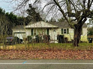 12 Lynncliff Rd, Hampton Bays, NY 11946