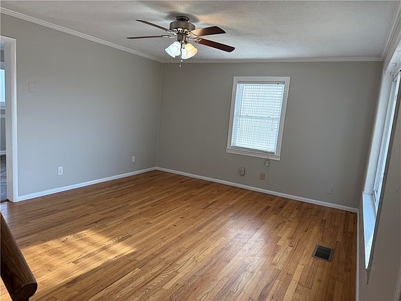 3rd image of 325 Circle Dr