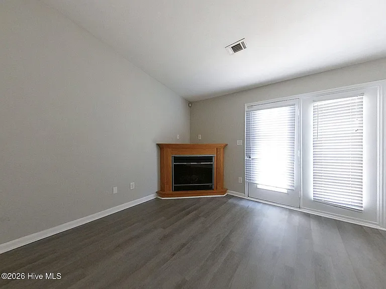 1237 Longpoint Dr — Photo 6