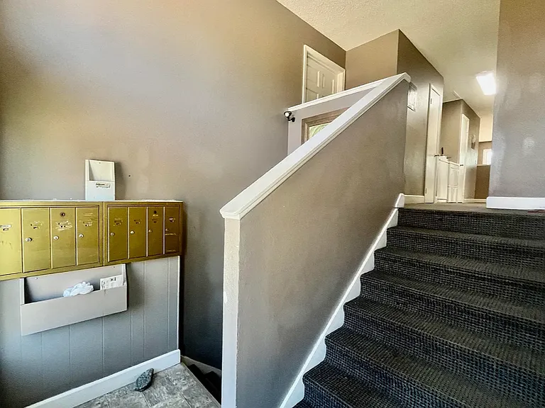 104 6th St NE #1 — Photo 3