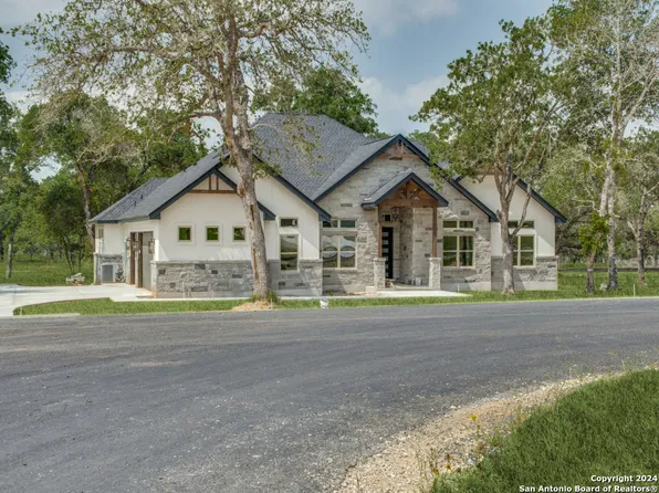 188 Crescent Ridge Dr., Adkins, TX 78101