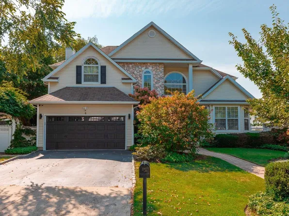 6 Holly Hill, Holtsville, NY 11742