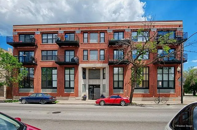 2161 N California Ave — Photo 17