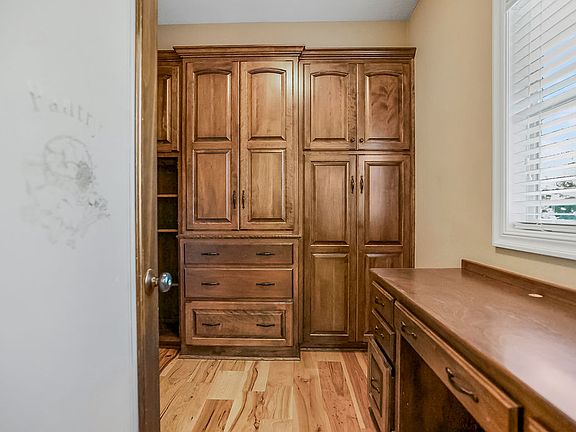 walk-in butler's pantry