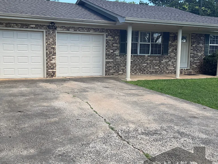 1607 Harding Ave — Photo 1
