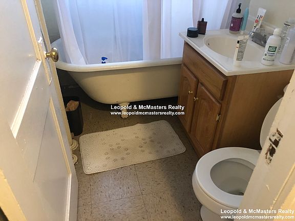 4th image of 32 Woodstock Ave #1