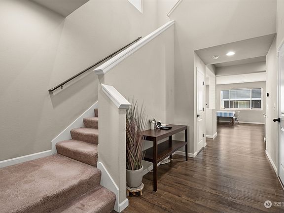 5th image of 518 Woodduck Drive SW