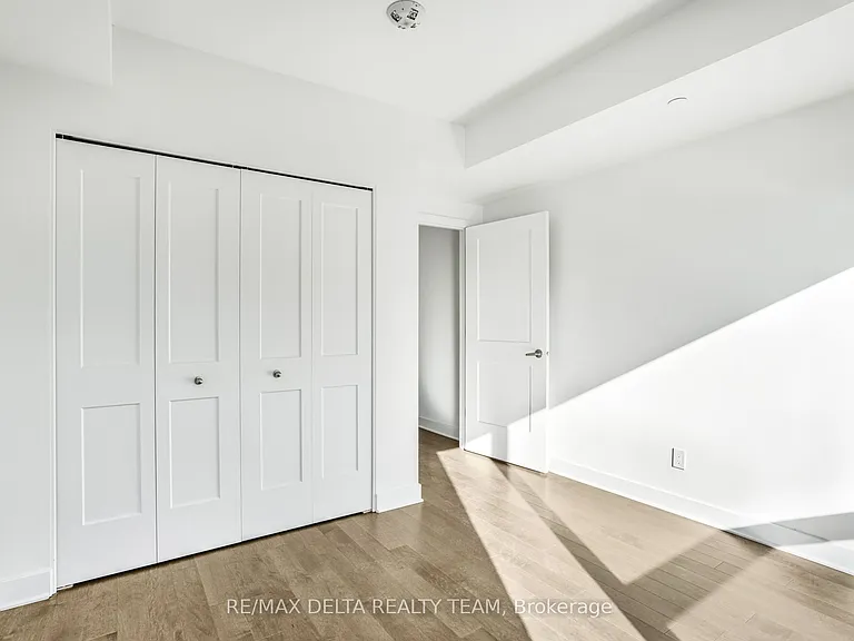 180 George St #2208 — Photo 20