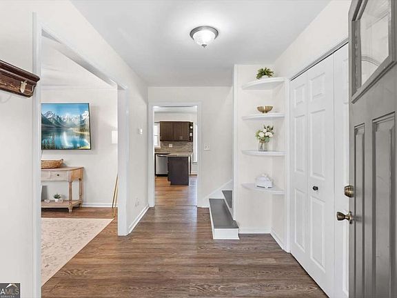 3rd image of 10 Cumberland Dr SE