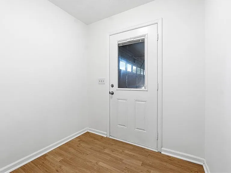 6917 Laurelwood Dr — Photo 18