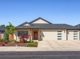 71 Woodlands Dr, Eagle Point, OR 97524