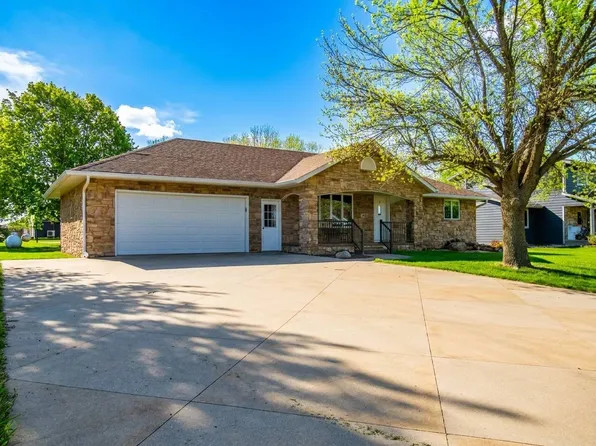 818 Church Hill Dr, Larchwood, IA 51241