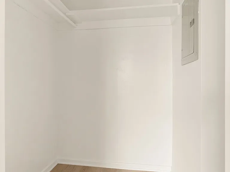 Melrose Place Apartments — Photo 17