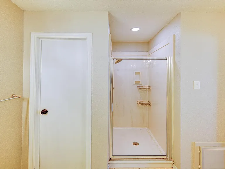 402 Live Oak Ln — Photo 23