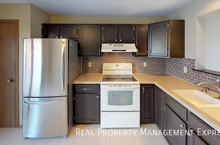 4712 E Blazewood Dr — Photo 2