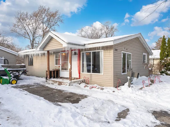 1262 Navajo Dr, Carpentersville, IL 60110