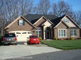 1846 Waterbury Ct, Hickory, NC 28602