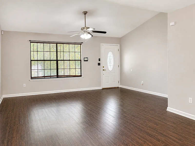 3 bed, 2.0 bath, 1528 sqft, $2,000 — Photo 3