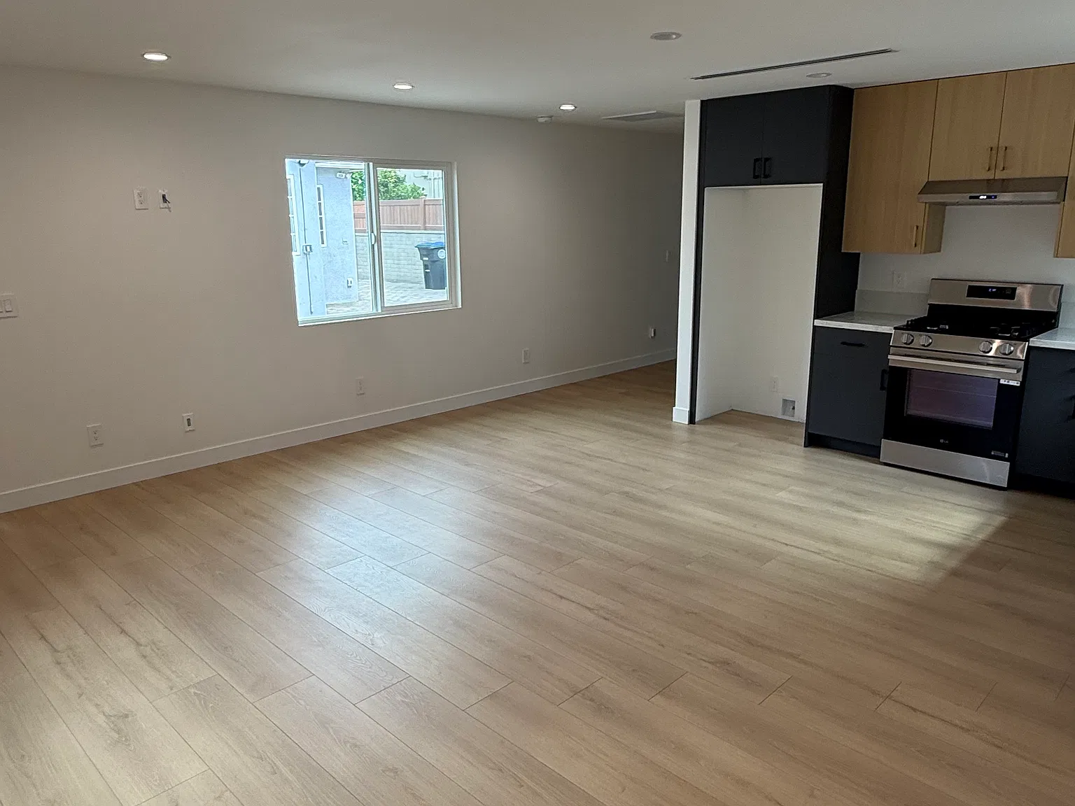 2 bed, 1000 sqft, $3,700 — Photo 2